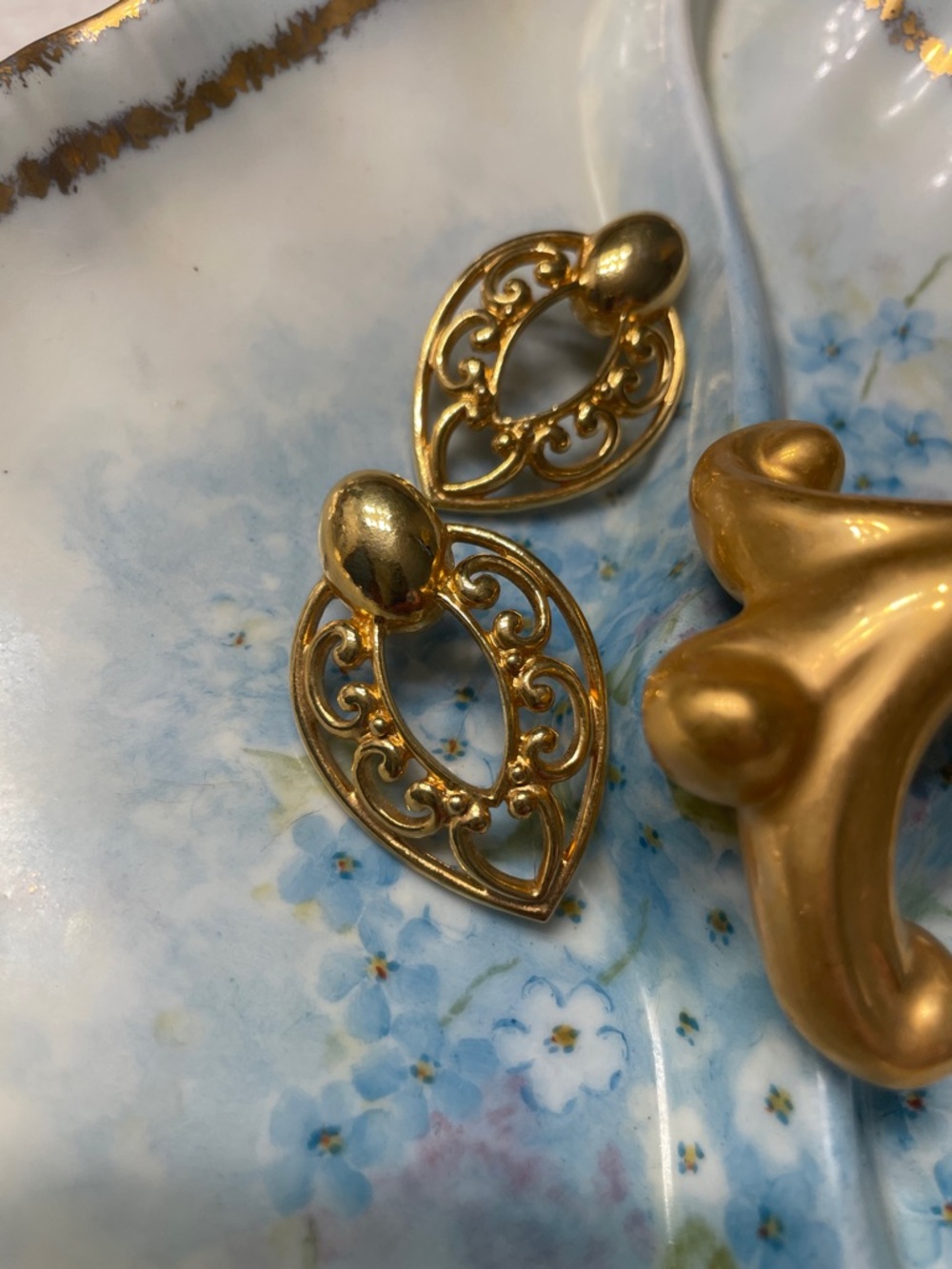 80’s-90’s Vintage Gold Filigree Drop Earrings - Elegant Women's Jewelry
